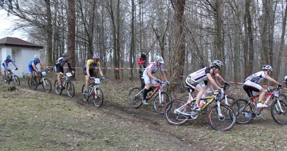 Dichtes Männerfeld in Runde 1