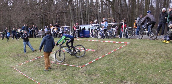 Schlängeln im Technik-Parcours