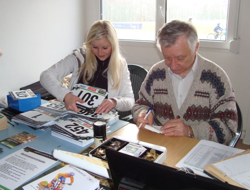 Arbeit vor dem Rennen an der Nummernausgabe