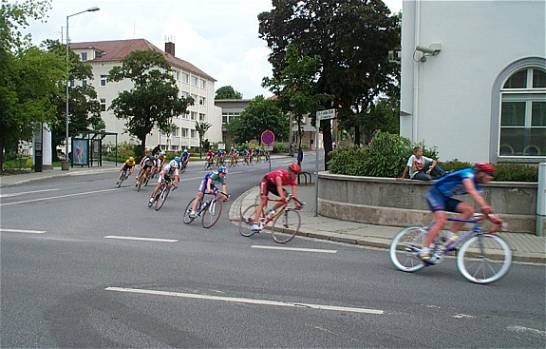 Jugendfeld in der Zielkurve beim 16. Bautzener Kriterium