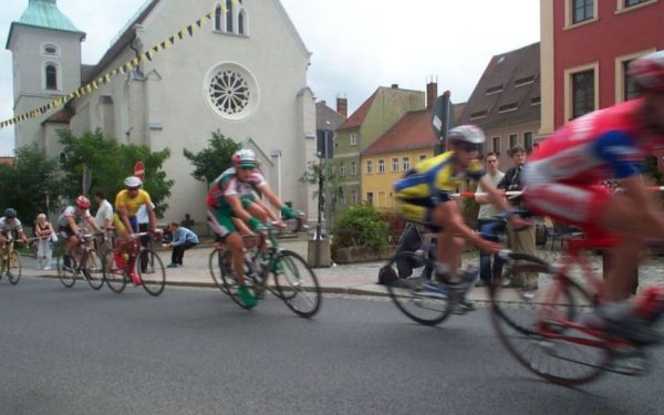 Männerfeld in Kurve 1, Blickrichtung Kirchplatz