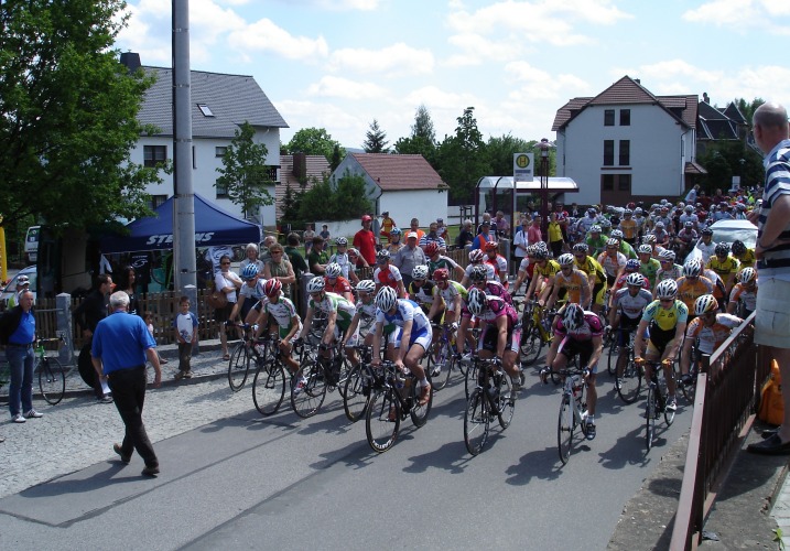 Start des Männerrennens KT/A/B am Dorfplatz