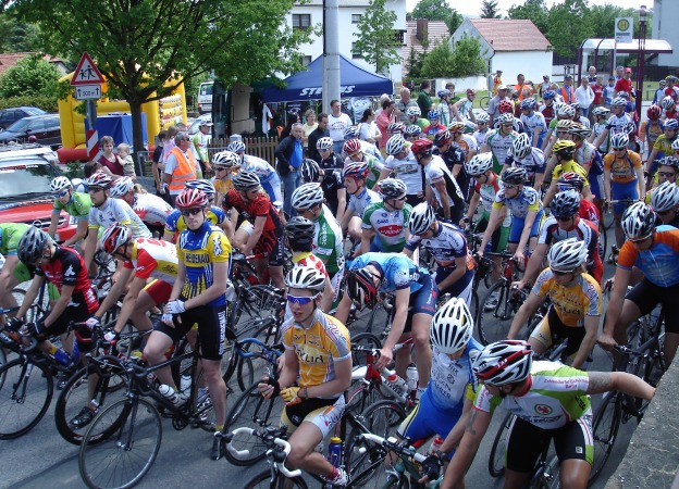 Start des Männerrennens C am Dorfplatz