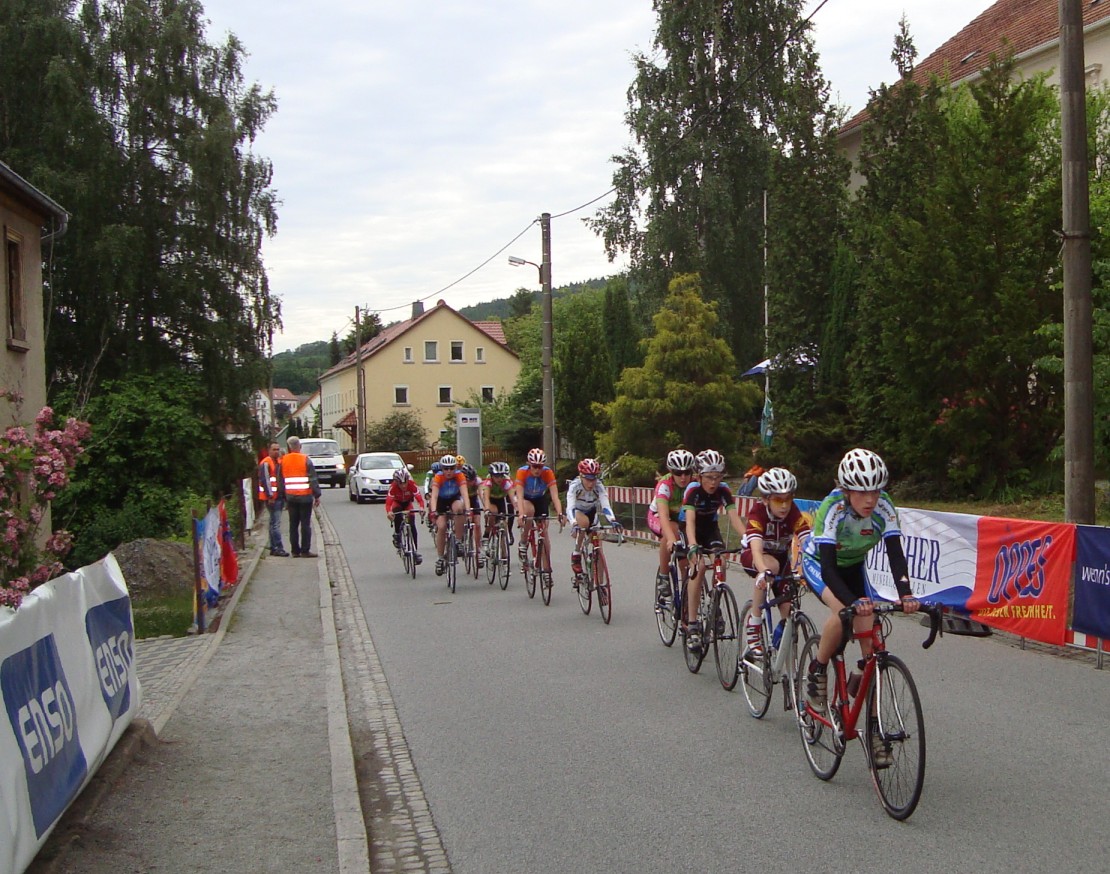 Schüler U 15 bei der Zieldurchfahrt