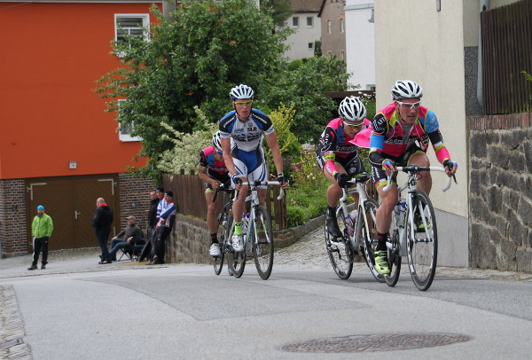 R.5 - Viererspitze um Sieger Erick Baumann am Dorfberg...