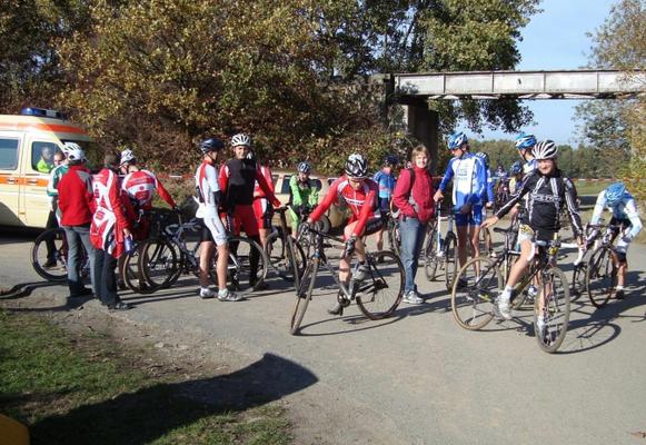 Das Feld der 50 Fahrer beginnt sich…