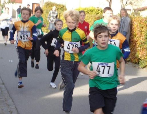 Die Schüler U13 – hier das Feld 200m nach dem Start – machten den Übergang zum Crosslauf