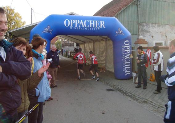 Unsere fleißige Jugendbrigade Valentin und Phillip hier schon wieder beim Wechsel zum Crosslauf