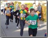 Die Schüler U13 – hier das Feld 200m nach dem Start – machten den Übergang zum Crosslauf