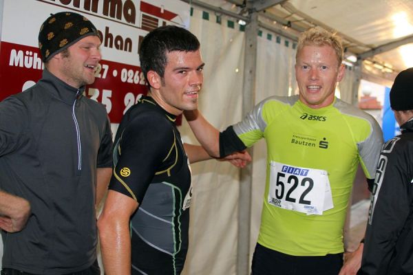 Gratulation nach dem Lauf über 12 km zwischen Marcus Giese und Maik Petzold